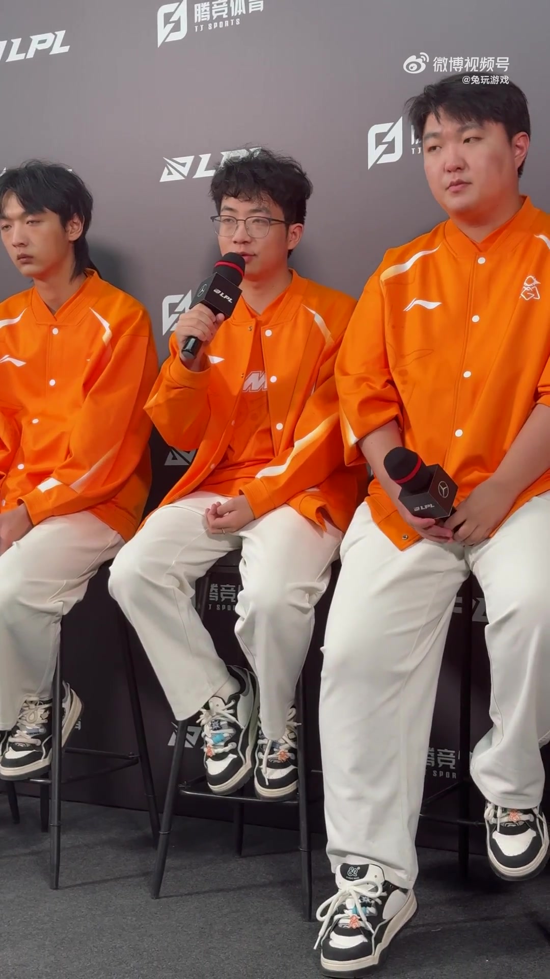 有和老队友交流吗?Starry:赛前没说什么吧,他们下路也玩的挺好